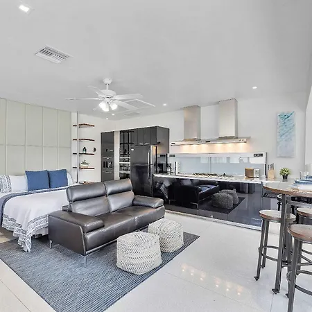 Spacious Studio In The Heart Of Ftl Hot Tub